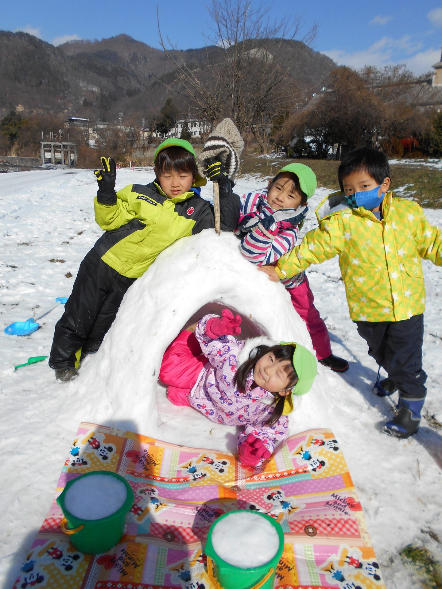 雪の中で発見 信州やまほいくの郷