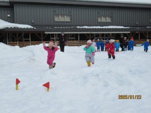 年少さんのスノーフラッグ。 みんな雪の上をバランスを取りながら上手に走ってフラッグを取っていました。