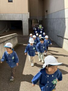 トンネルのような道を抜けると校庭へ！