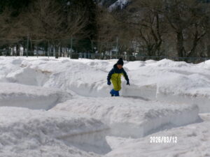 子どもたちは　汗びっしょりになりながら、年長さんとの遊びを楽しみます。