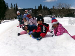 除雪隊のおじさんたちが、子どもたちの為に除雪機で迷路みたいにしてくれました。かくれんぼしたり、鬼ごっこしたり・・・