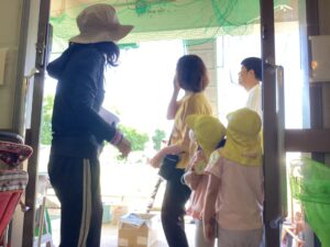 「もうすぐ巣立ちかな…」 巣の近くで飛ぶ練習をしている時間が増えてきました。